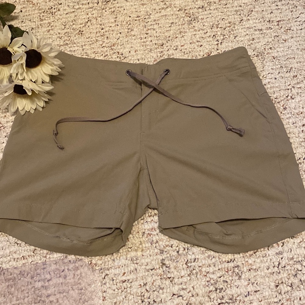 Columbia nylon feel wicking stretch material walking short